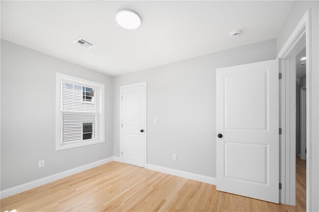 Building Photo - 28 Grosvenor Ave
