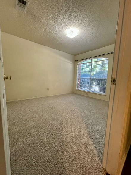 Building Photo - 2202 Bowie Ln