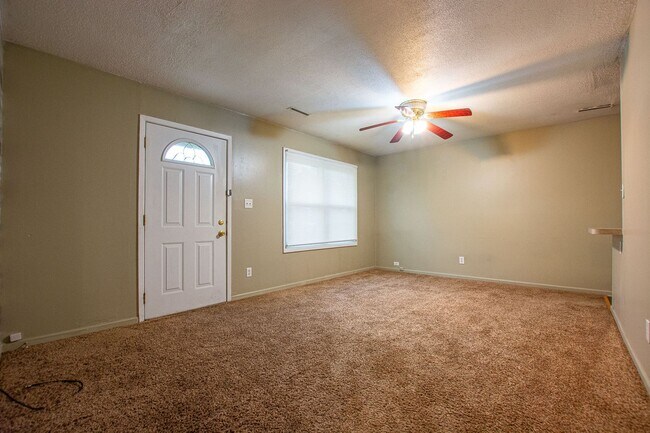 Building Photo - 2 Bedroom / 1.5 Bath Home in Carter Lake!