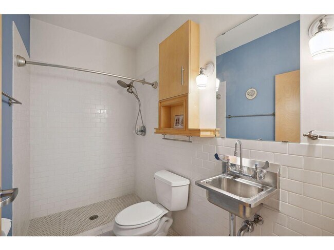 Building Photo - 525 N 3rd St