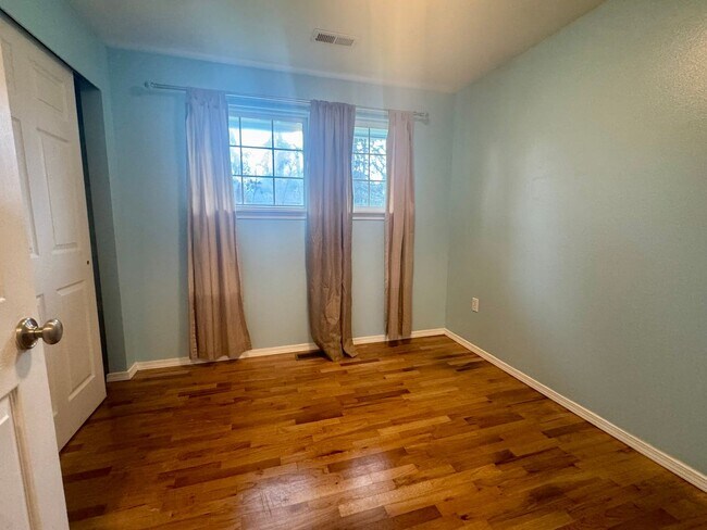 Building Photo - Charming 3-Bedroom Home in Lakewood with Spacious Yard & Modern Comforts