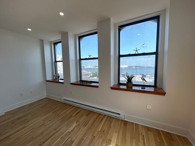 Building Photo - 209 Bank St