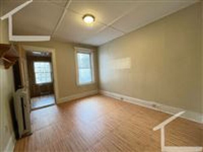 Building Photo - 196 Kelton St