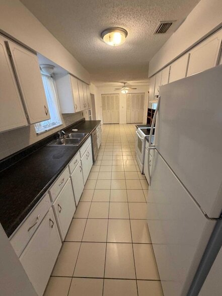 Building Photo - 1197 SW Heather St