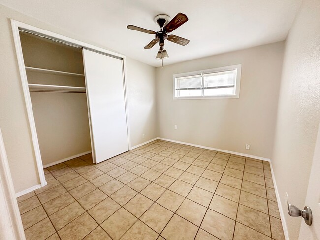Building Photo - 1820 N Gila Dr