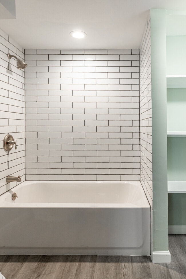 Building Photo - 916 Highview St