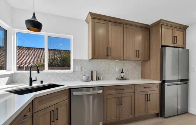 Building Photo - MOVE-IN READY 4+3 w/upgrades, great floorp...