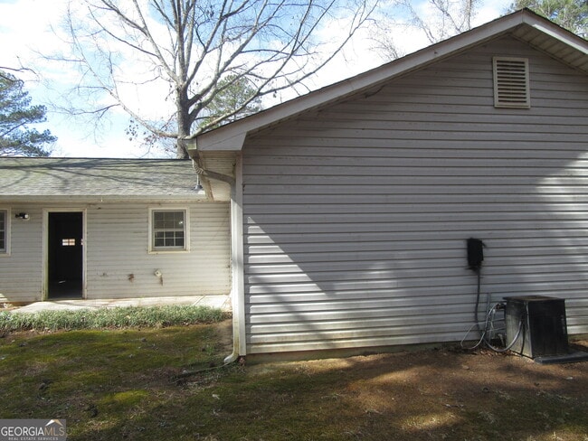 Building Photo - 613 Windsor Dr SE