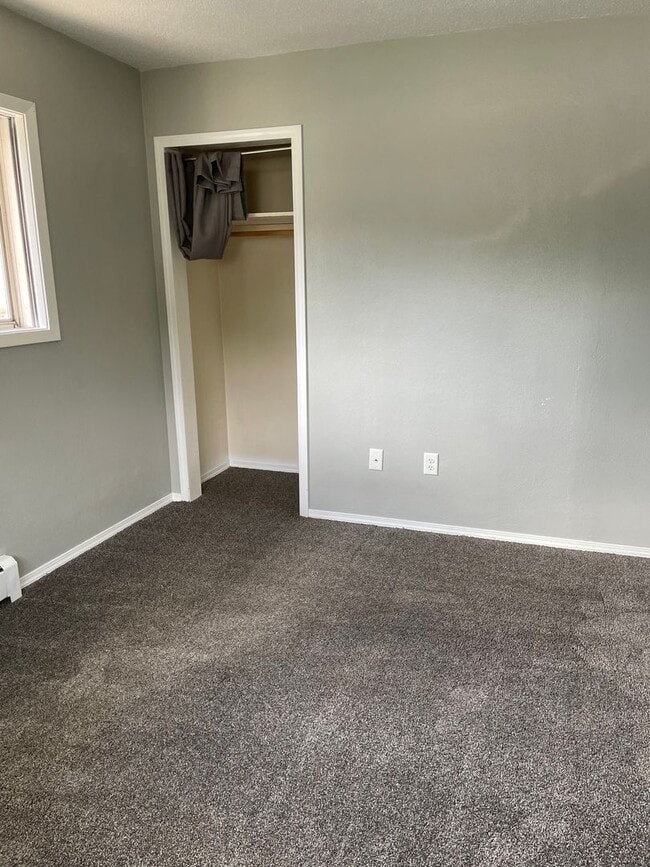 Building Photo - 2 Bedroom 1 Bath Duplex - South Fargo