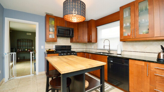 Building Photo - 407 Mors Ave