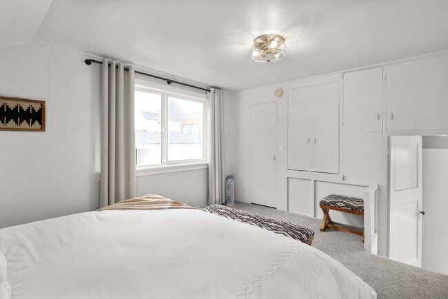 Building Photo - 120 4th Ave N