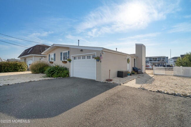 Building Photo - 825 Leeward Dr
