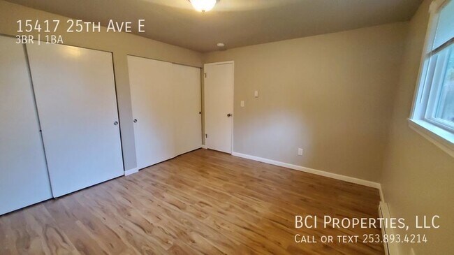 Building Photo - 15417 25th Ave E