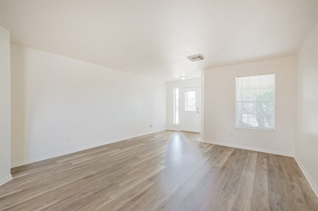 Building Photo - 2030 Vander Wilt Ln