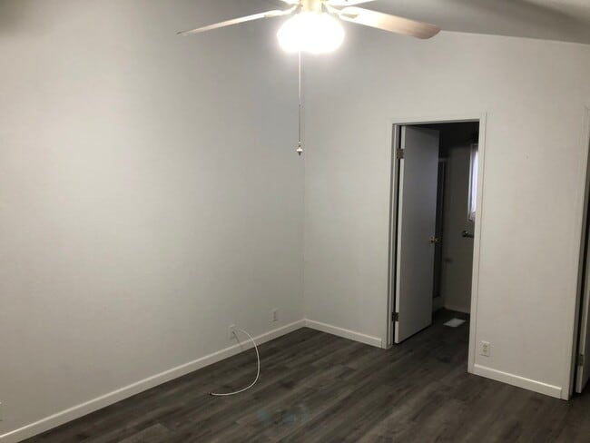 Building Photo - Large 4 Bedroom House in Sheridan
