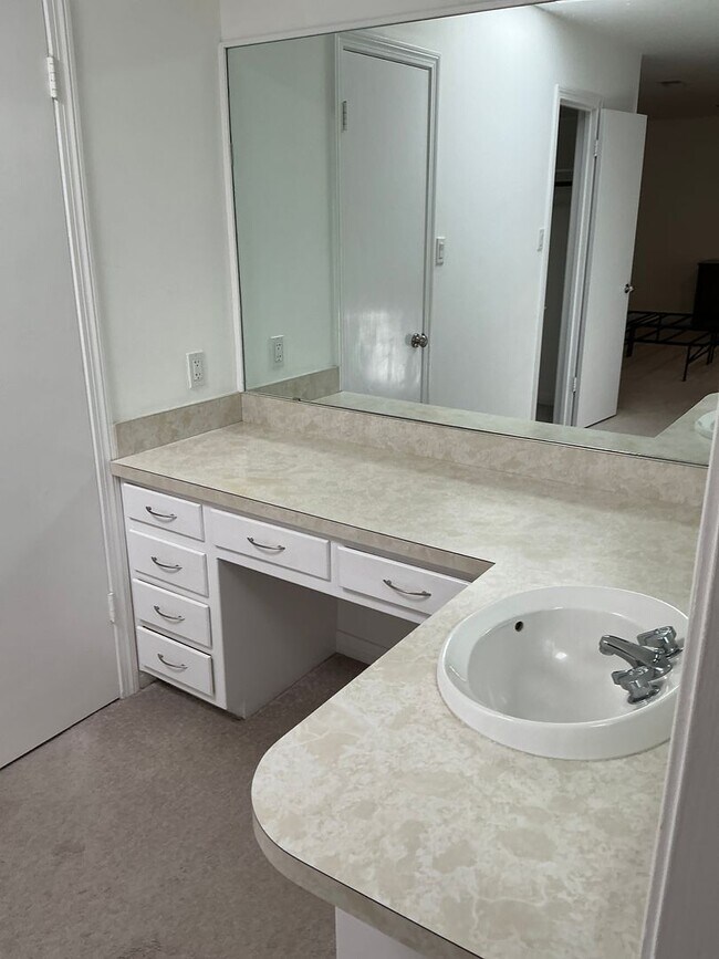 Building Photo - Spacious 3/2.5 Home with Office+Den Neighb...