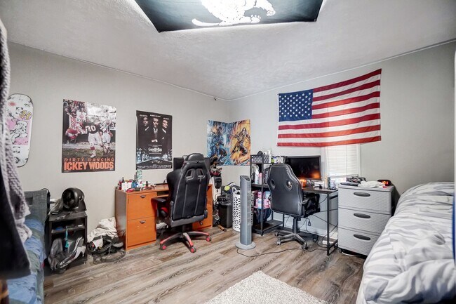 Building Photo - Clifton House For 2026-2027 With Parking Lot!