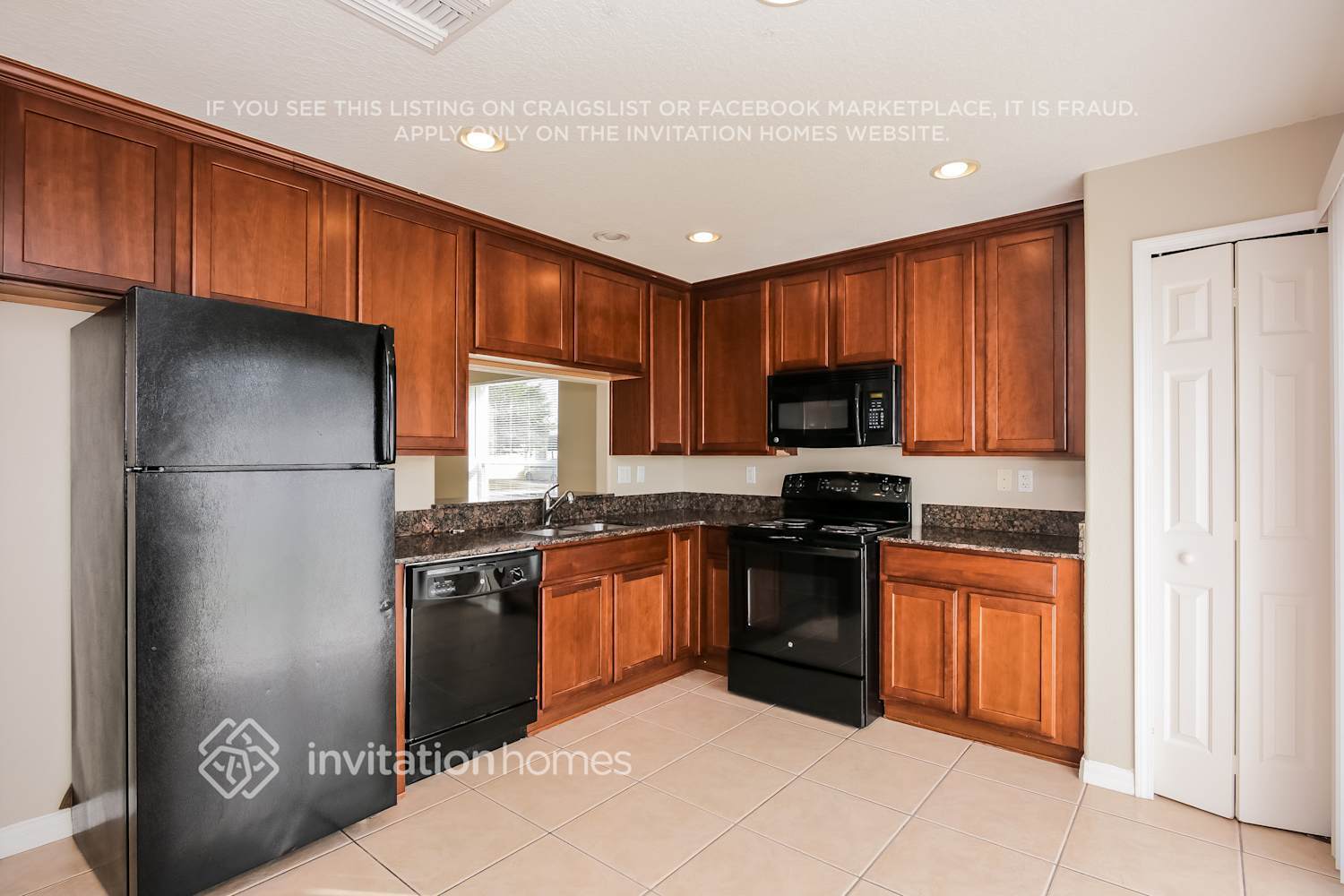 Building Photo - 2458 Hamlet Cir