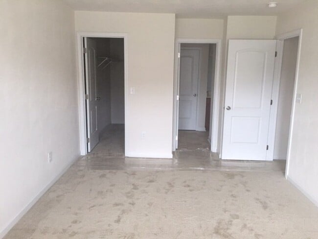 Building Photo - 3 Bedroom 2.5 Half Bath House with 1 car garage