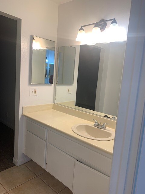 Building Photo - 849 E Victoria St