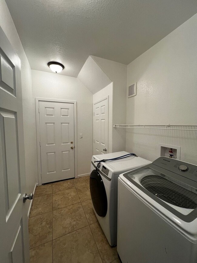 Building Photo - Great 3 bedroom condo Summerlin Pkwy/Buffalo 1700/mo