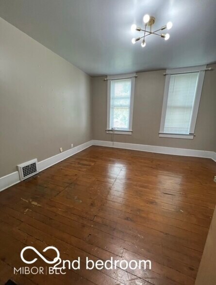 Building Photo - 415 Oak St
