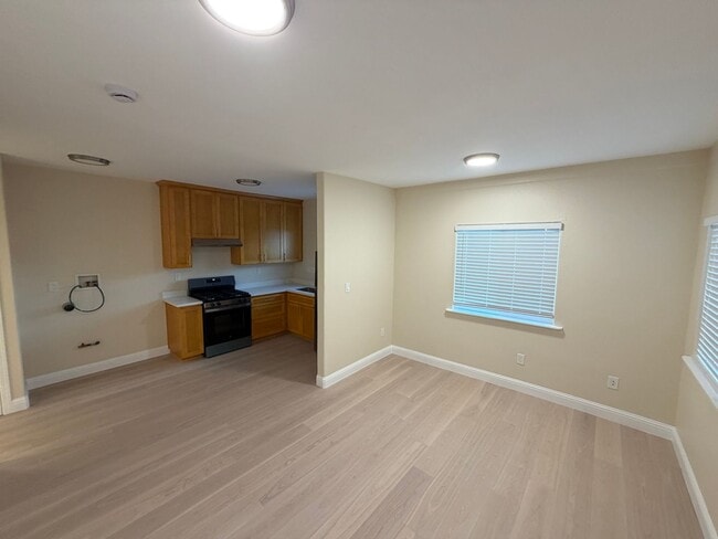 Building Photo - 985 Williams St