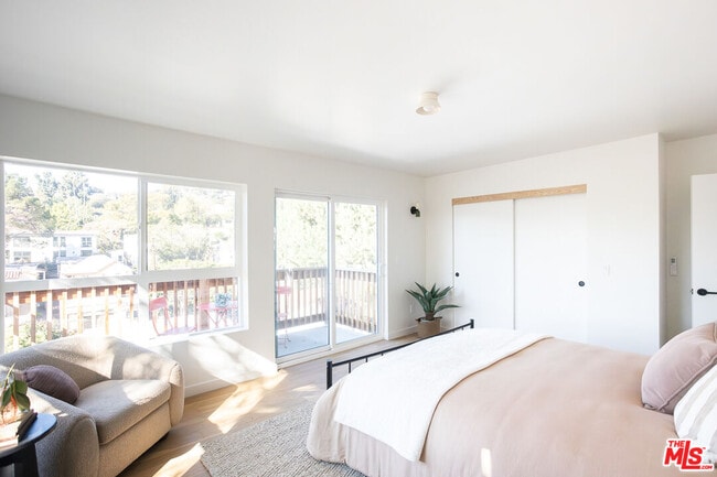 Building Photo - 2210-2214 Echo Park Ave