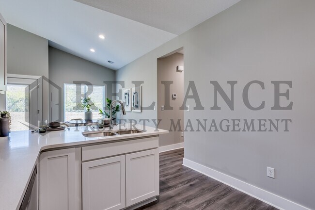 Building Photo - 4928 N Vassar Ave