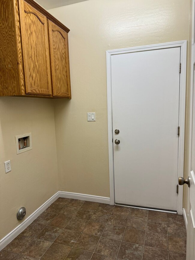 Building Photo - Spacious Stockdale Ranch Home!