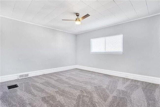 Building Photo - 2 bed 1 bath - newly updated top to bottom...