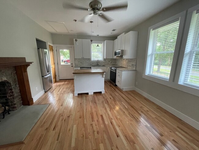 Building Photo - 32 Oak St NE