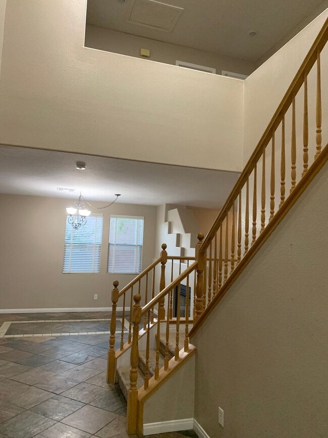 Building Photo - 5BD 3.5 BTH Two Story Home Available in Lo...