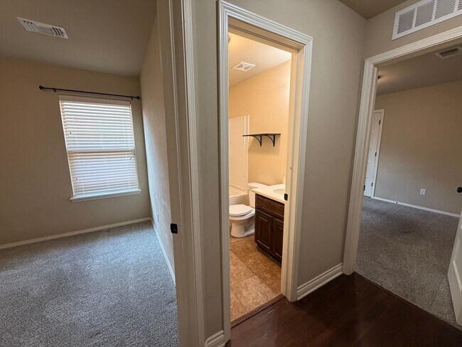 Building Photo - Beautiful and Cozy 3bed/2bath with an Office Available in North Norman!