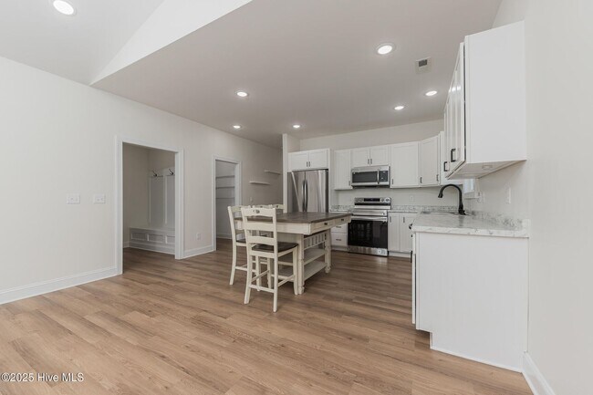 Building Photo - 111 Hampton Ct