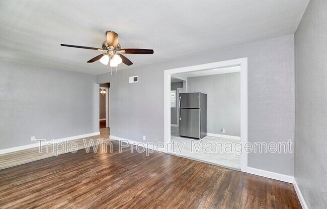 Building Photo - 9823 Meadowview Dr
