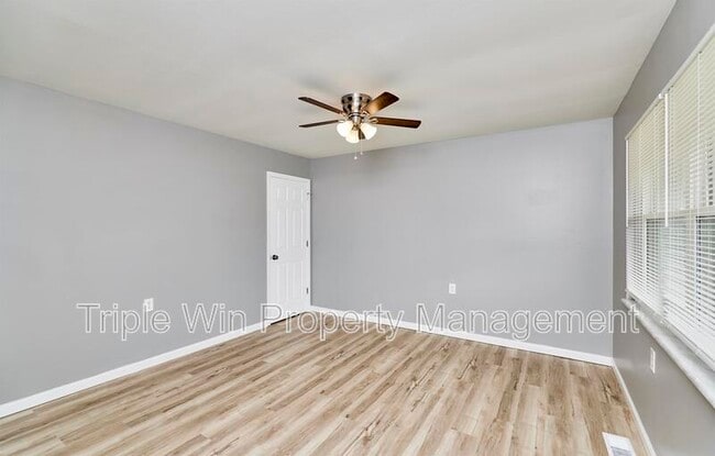 Building Photo - 2325 Golfway St