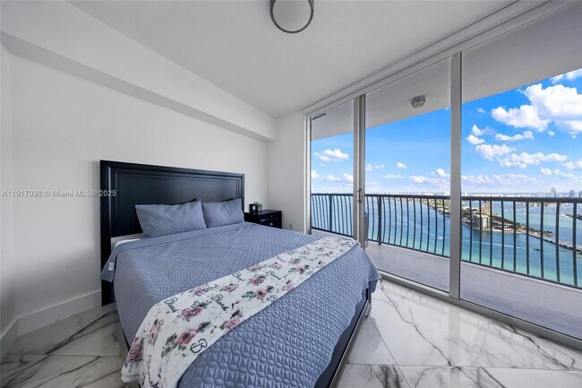 Building Photo - 1750 N Bayshore Dr