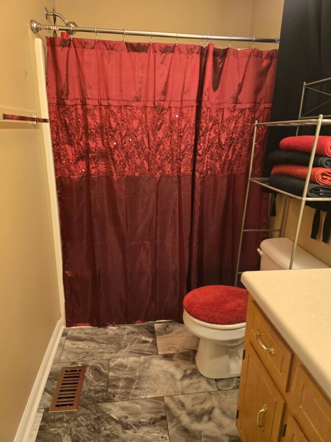 Building Photo - Pet Friendly Three Bedroom with Bonus!