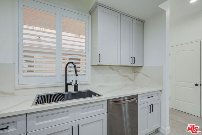 Building Photo - 1444 S Point View St