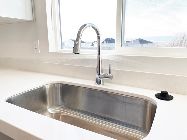 Building Photo - 1599 N 1870 E