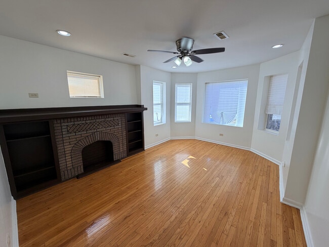 Building Photo - 1322 W 57th St