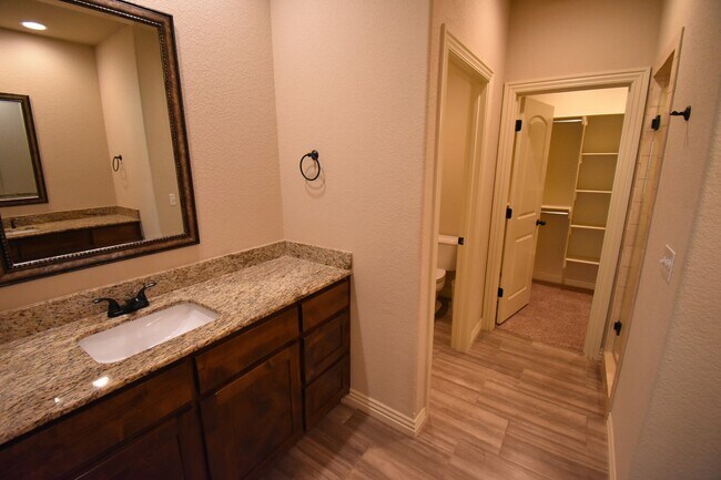 Building Photo - Stunning Fully Furnished Home in the Heart of Fayetteville!