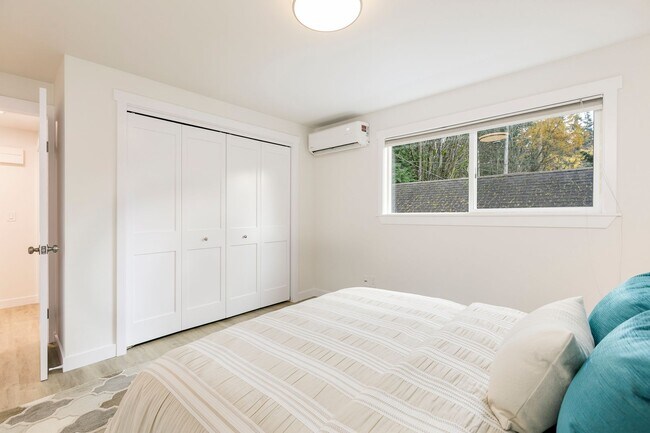 Building Photo - JENSEN DUPLEX