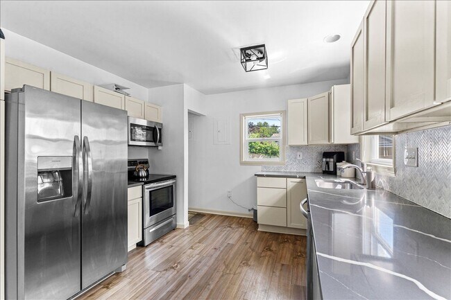Building Photo - 136 W Mapledale Ave