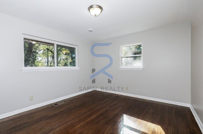 Building Photo - 5425 Skyview Dr SW