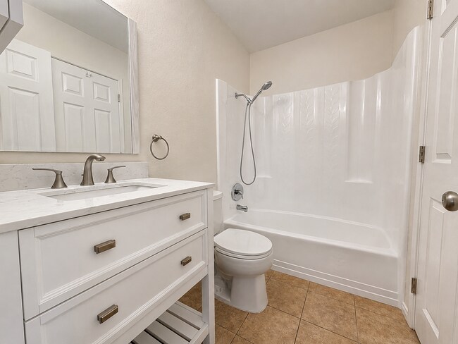 Building Photo - Park Place Bluffs Corner Unit