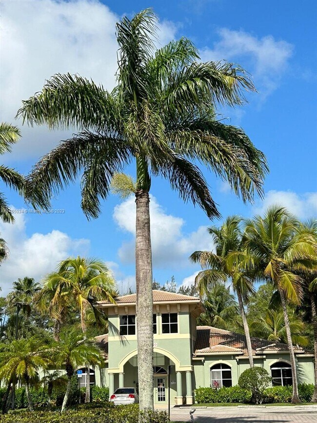 Building Photo - 280 Crestwood Cir