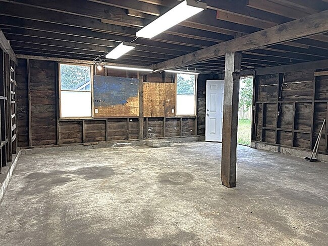 Building Photo - Cozy Meets Chic – 2BR Home with Outdoor Bliss!