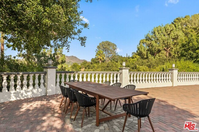 Building Photo - 3200 Oakley Dr